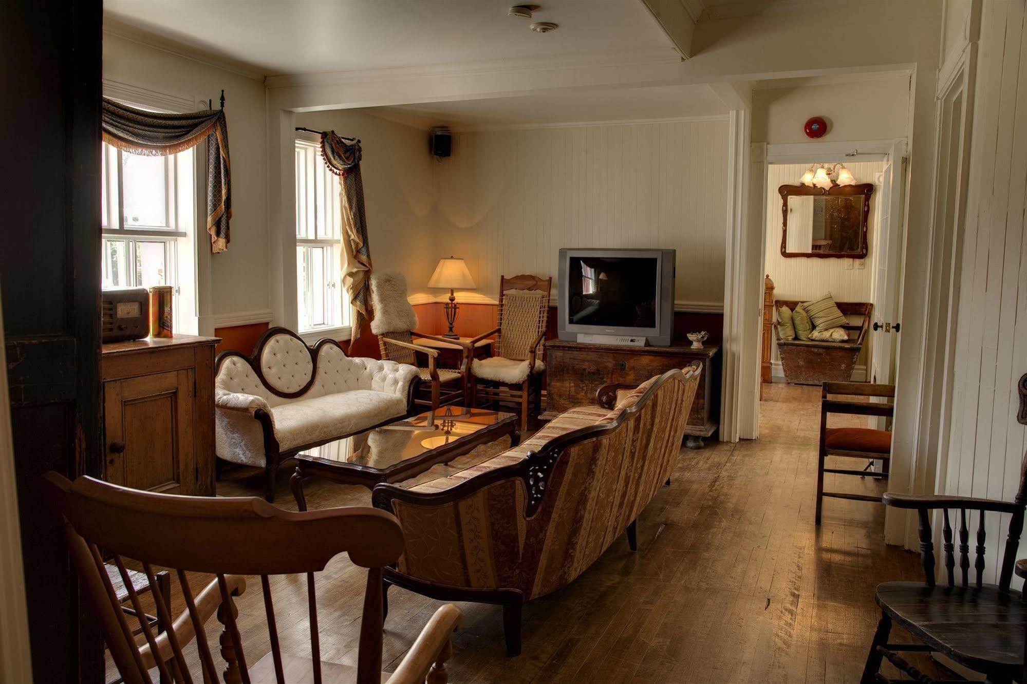 Auberge De La Tour Du Lac 생트 아가트 데 몽 외부 사진